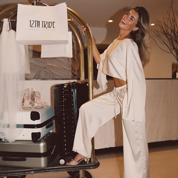 12th Tribe Clear Breeze Cream Satin Top Size MM - Picture 1 of 3